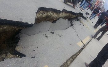 road cracked following the Nepal quake