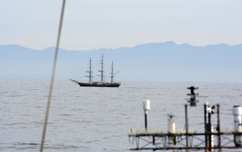 Photo of the rendezvous of the Knorr and clipper Stad Amsterdam off the South African Cape.