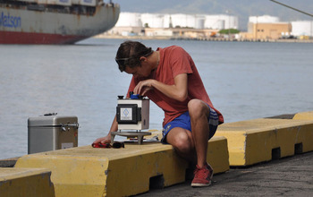 undergraduate student acqu with a gravitometer in a port