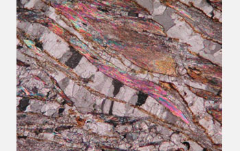 Foliated microstructure at the microscale: talc lamellae (brights) and calcite veins (white-greys).
