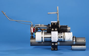 an isobaric gas-tight sampler which sips fluids jetting into the sea through a snorkel.