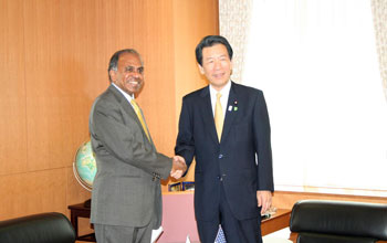 Photo of NSF Director Suresh and MEXT Minister Hirofumi Hirano shaking hands.