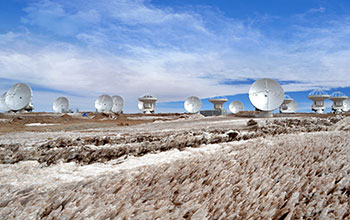 Sixteenth antenna of ALMA reaches the heights of Chajnantor Plateau in the Atacama Desert