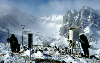 Researchers register high-elevation snowfall on top a snowy mountain in Colorado.