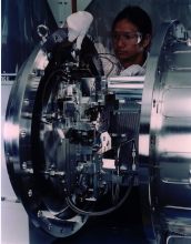 Adjusting vacuum and mechanical housing for advanced photon source inclined monochromator
