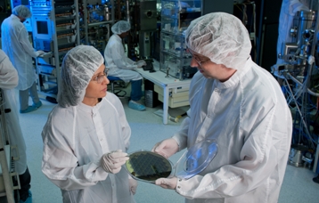 Photo of Veena Misra and John Muth in the NCSU Nanostructures Laboratory.