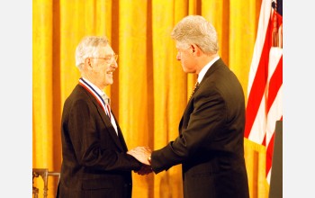 Bruce Ames receives the Medal of Science from President Clinton.