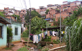 Photo of houses and a clothes line in an urban area in Brazil.