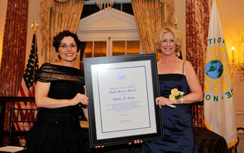 Photo of NSB's France Córdova presenting the 2011 Public Service Award - Individual to Moira Gunn.