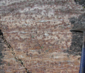 Foto de la roca más antigua conocida de la Tierra, que contiene abundante granate, visto como grandes manchas redondas.'s oldest known rock, which contains abundant garnet, seen as large round spots.