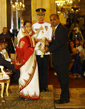 Photo of Subra Suresh receiving the Padma Shri from the Indian government.