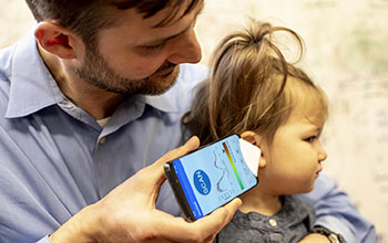 Using smartphone app to detect fluid behind eardrum