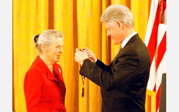 Janet Rowley receives the Medal of Science from President Clinton.