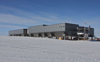 the elevated new Amundsen-Scott South Pole station.