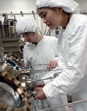 Students discuss use of molecular beam epitaxy for growth of nanostructures