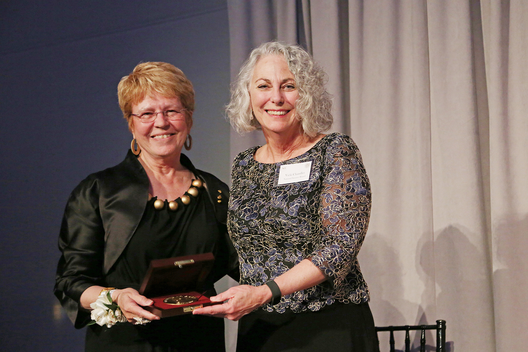 Vicki Chandler presenting Vannevar Bush Award to Jane Lubchenco