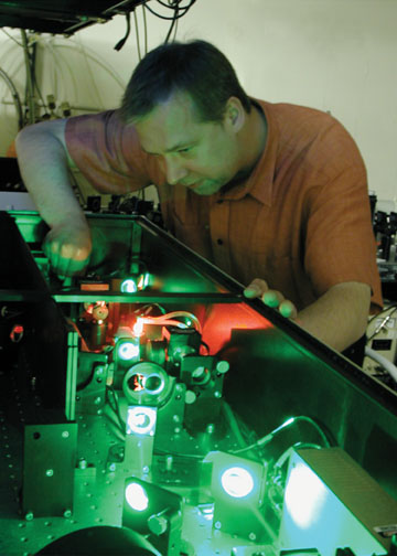 Alex Schülzgen aligning an amplifier for femtosecond laser pulses